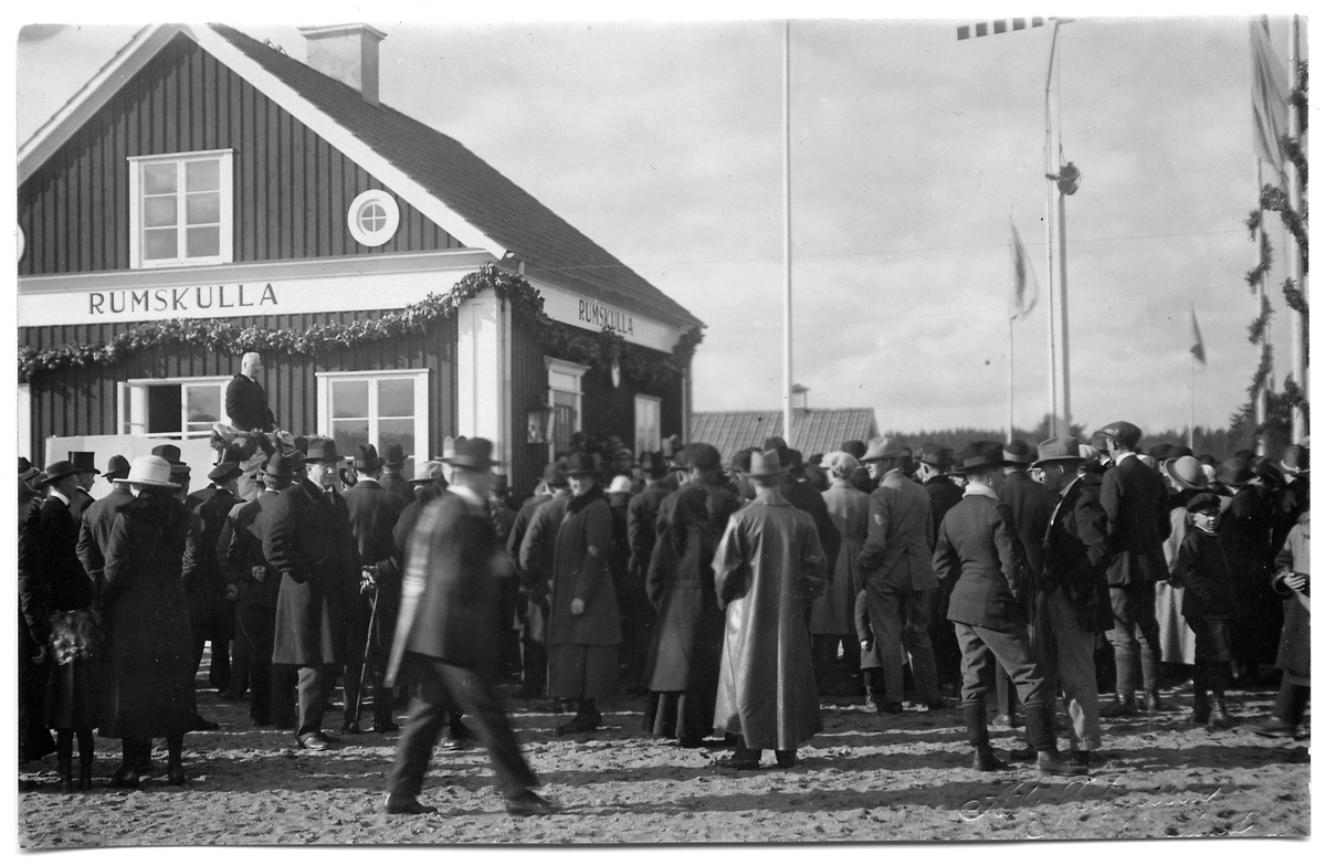 Invigning av Rumskulla station. Landshövding Falk från Kalmar i talarstolen.