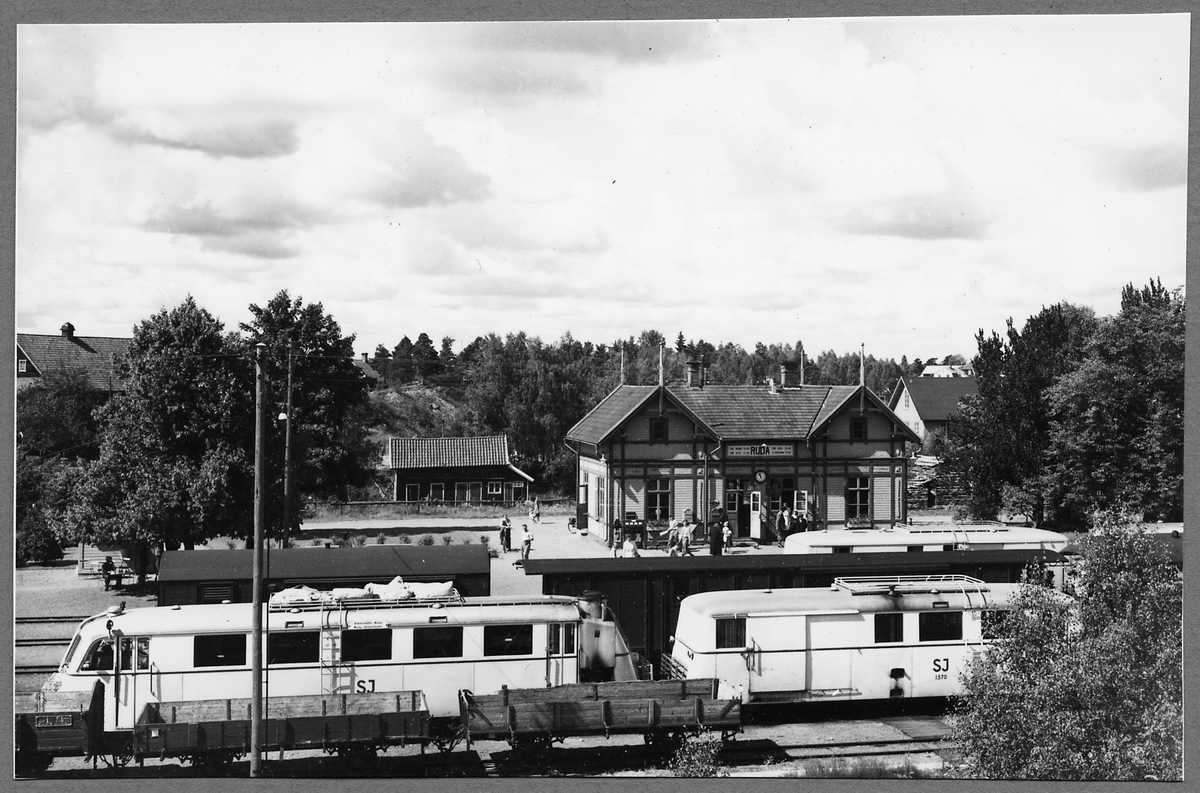 Järnvägsstationen i Ruda. Statens Järnvägar, SJ Yo1p och SJ UCFo3p.  Släpvagnen har nummer 1570 och levererades i oktober 1944. Rälsbussen har gengasaggregat. Alltså är bilden tagen ca 1945.