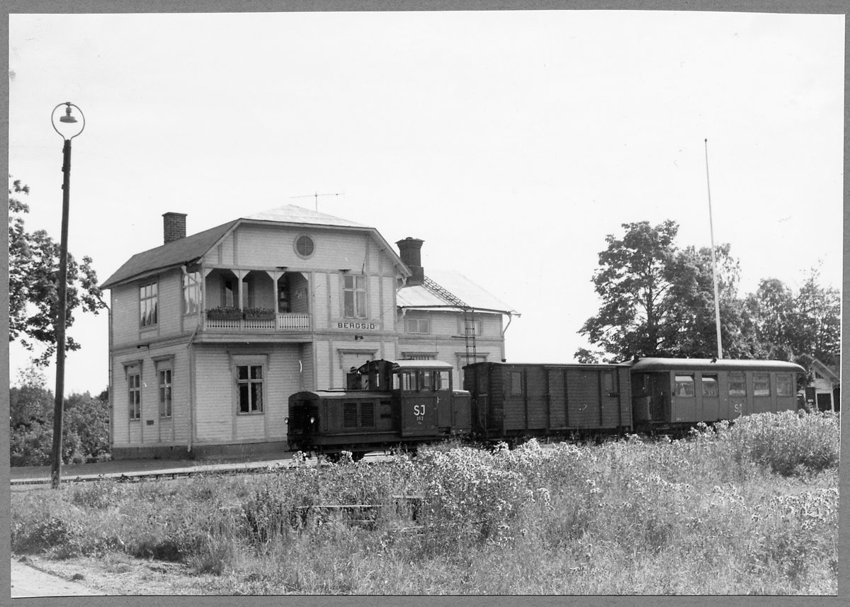 Statens Järnvägar, SJ Z4p 262 med vagnar vid Bergsjö station.