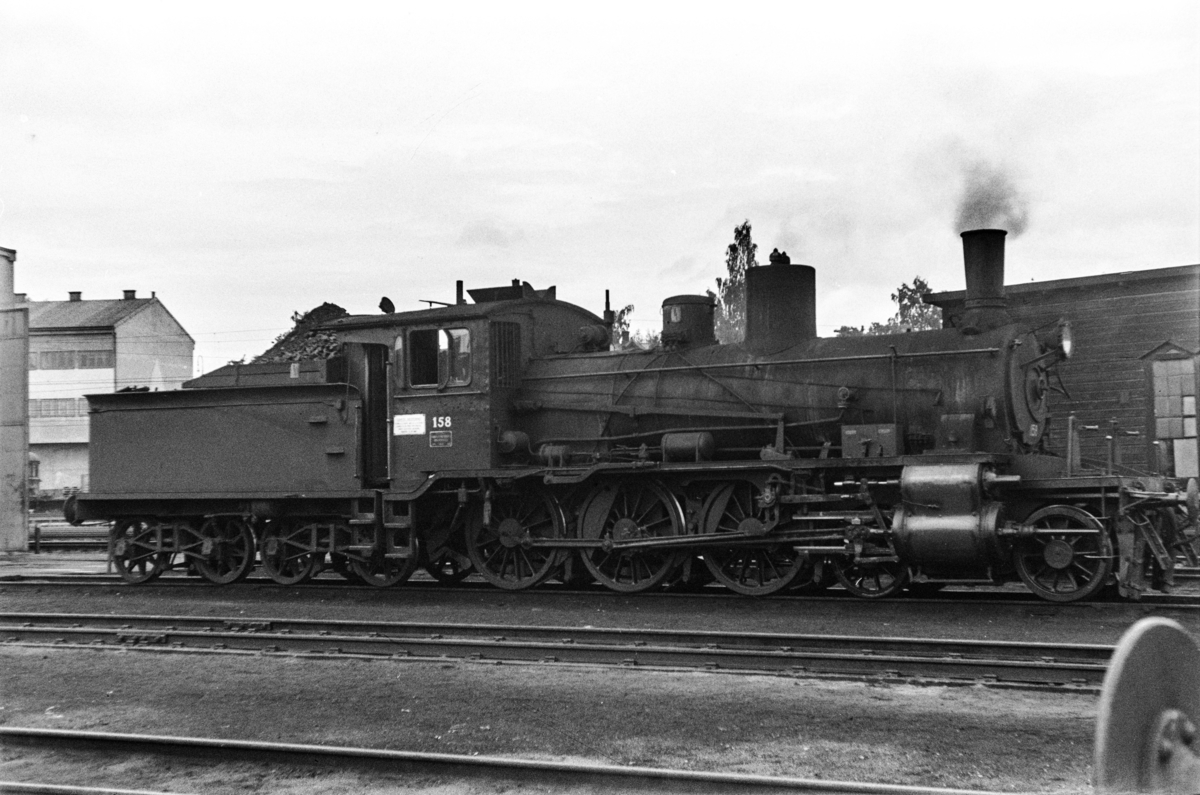 Damplokomotiv type 18c nr. 158 foran lokstallen på Hamar stasjon.