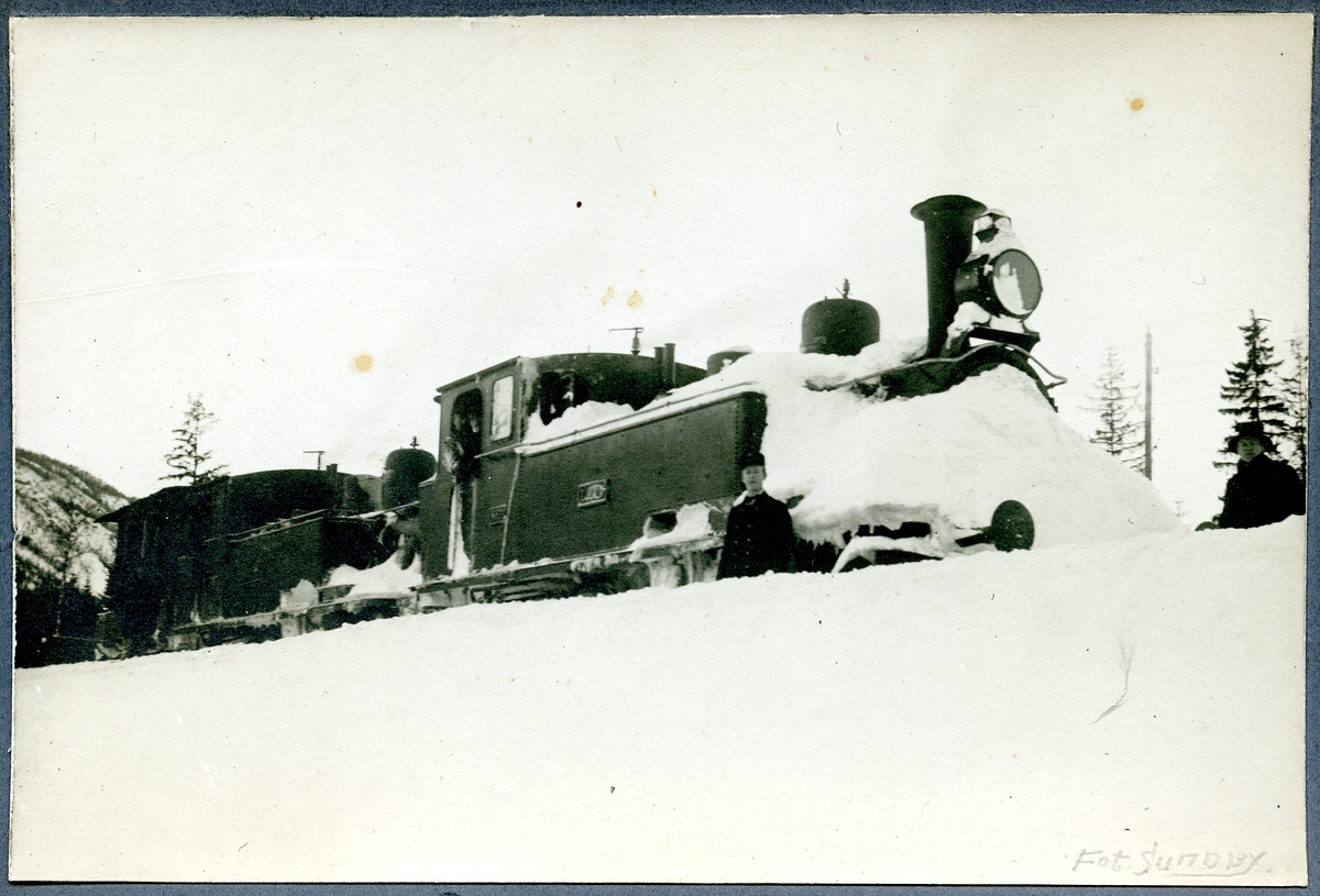 Lokomotiv ved Dokka stasjon, på Valdresbanen, ein snørik vinter i midten av 1920-talet.