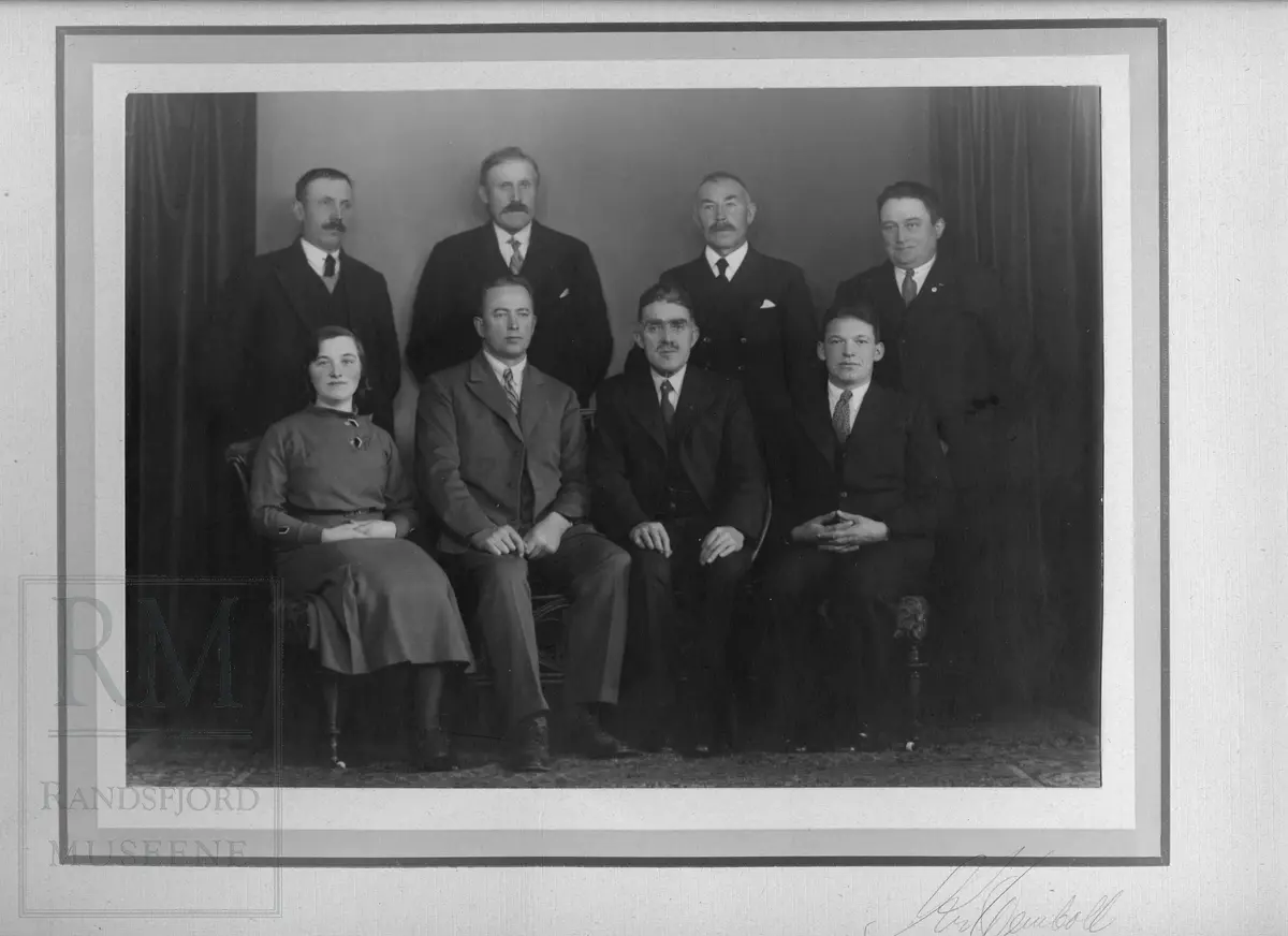 Styre og betjening for Jaren Koperative Handelslag fotografert i anledning av 25 års jubileet i 1935.