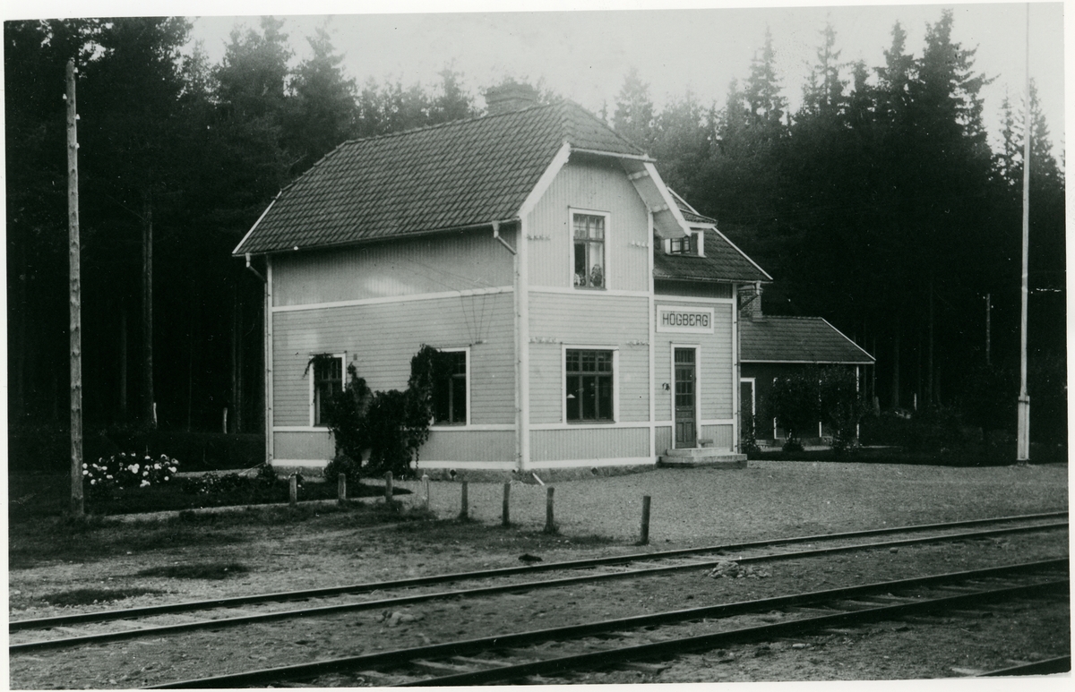Högberg station anlades 1910. Envånings stationshus i trä i vinkel. Stationen låg på sidospår till Degerfors Järnverk som öppnades 1907. Stationen upphörde 1989-10-01.