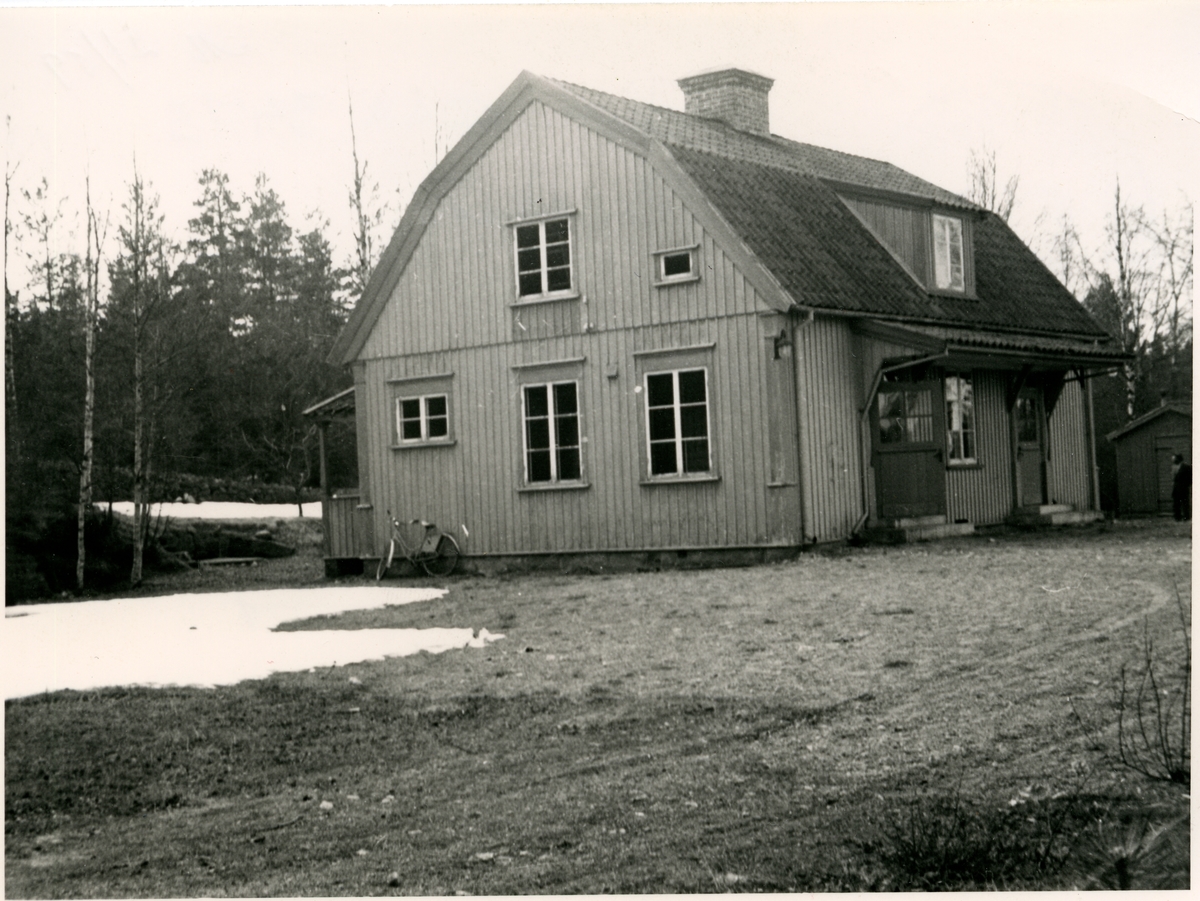 Idenor hållplats
Såld 1959 med uthus för rivning
Hållplats anlagd 1924. En- och enhalvvånings stationshus i trä