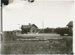 Stationen öppnad 1927 som bispår till Via tjärindustri. Envå