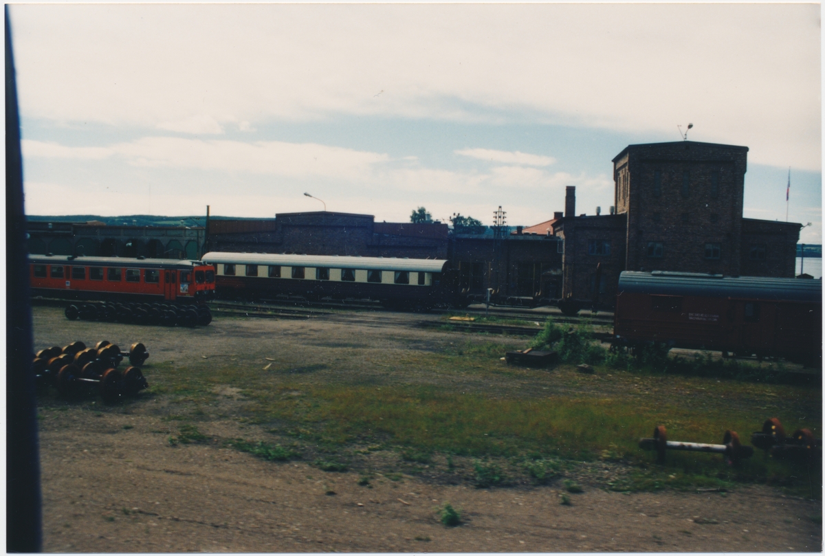 Lokstation. Motorvagn SJ Y1 1343 byggd av KVAB 1980. Personvagn, timmervagn och en resgodsvagn till höger.