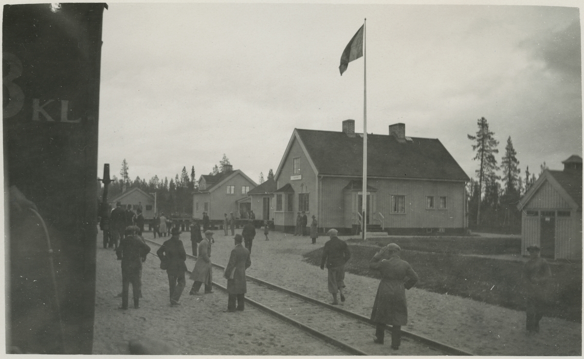 Slagnäs järnvägsstation den 30 september 1933 då festtåget passerade i anledning bandelens Arvidsjaur - Sorsele öppnande för allmän trafik.