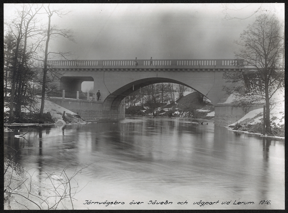 Järnvägsbro och vägport  över Säveån vid Lerum 1916.
