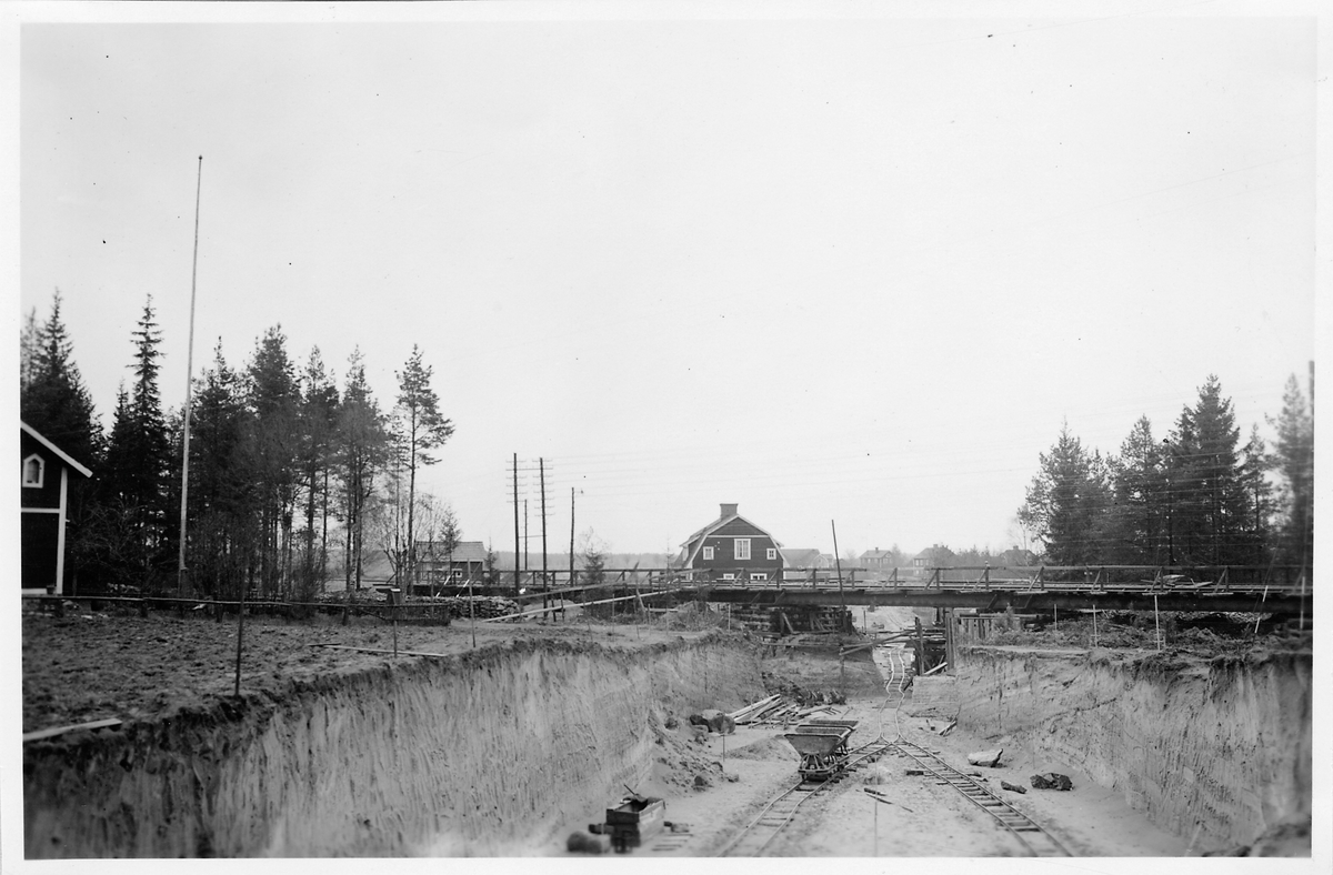 Byggandet av vägport vid Brovallen.