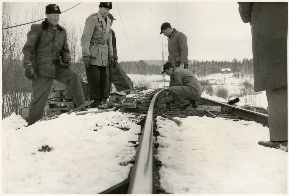 Banarbete efter urspårning av tåg 93, Nordpilen, på sträckan mellan Simeå och Undersvik 1956-03-27.