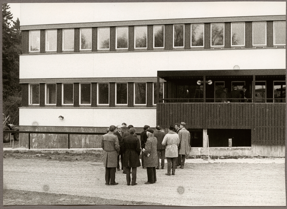 Personal vid Statens Järnvägar, SJ, utanför SJ-skolan i Ängelholm.