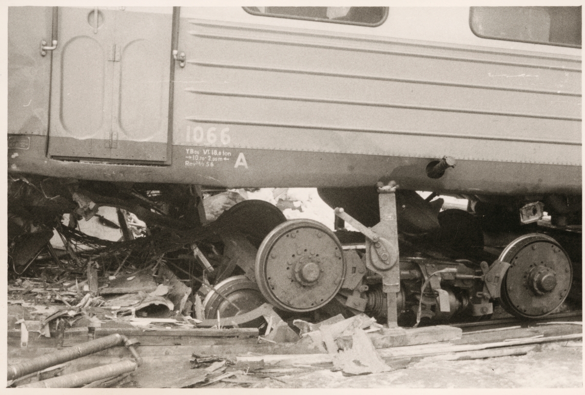Rälsbuss Statens Järnvägar, SJ YBo6 1066 skador efter olycka vid Hinsnorets station mars 1957.