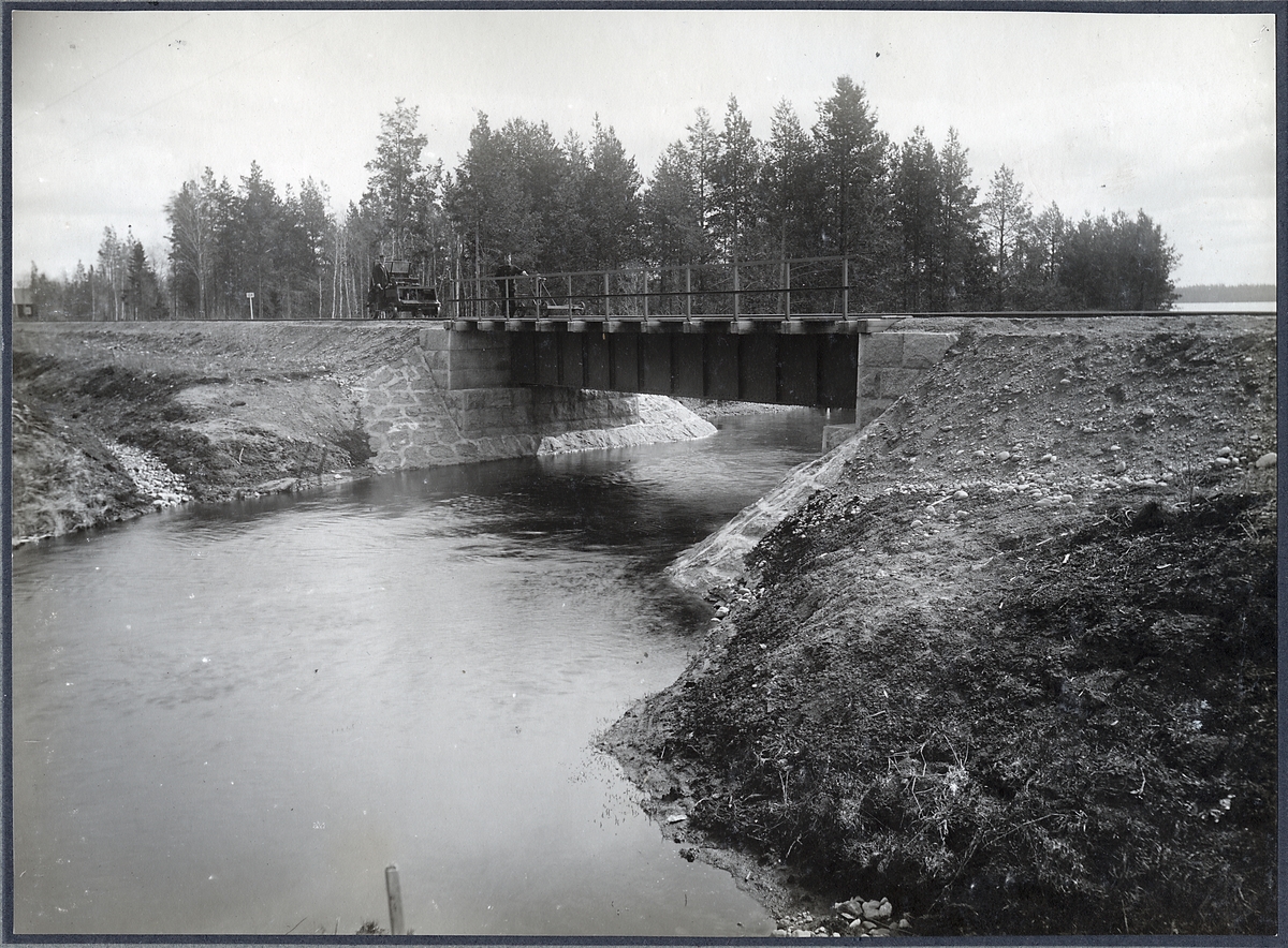 Bro över Losjöån ( Låsjön). Spannvidd på bron är 12.5 meter.