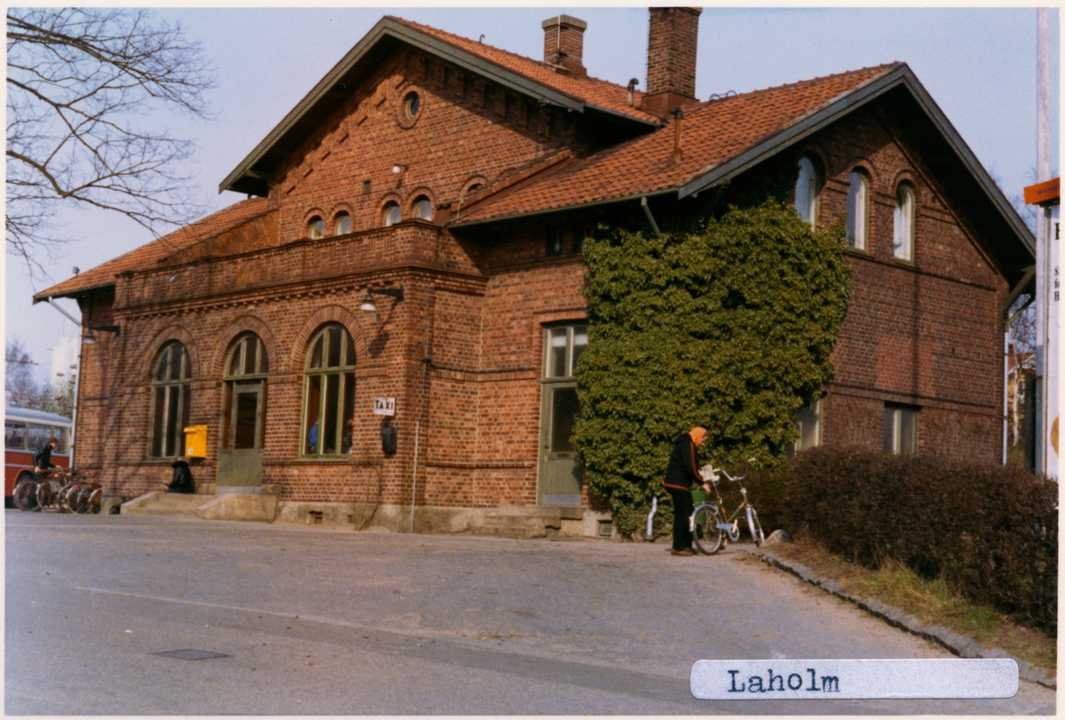 Järnväg Öppnades av SHJ 1885. Till SJ 1896. Eldrift 1935.
Järnvägen omlagd 1996. Går ej längre förbi Laholm station.