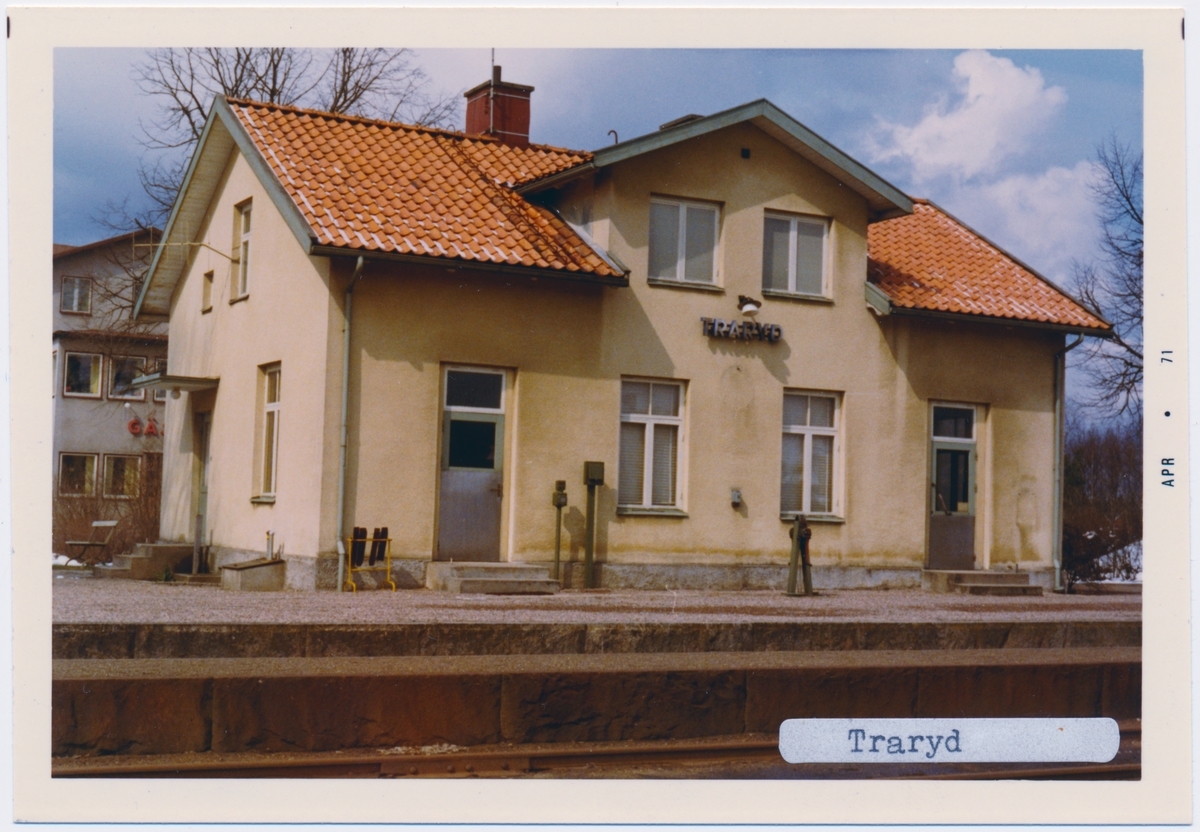 Stationen hette tidigare TRAHERYD, stationen byggdes 1898. Envånings stationshus i tegel. Till SJ cirka 1940. Persontrafiken längs hela banan upphörde i maj 1968. Godstrafiken Timsfors-Strömsnäsbruk upphörde år 2000, men SSJF's fortsatte att trafikera bandelen med museitrafik.