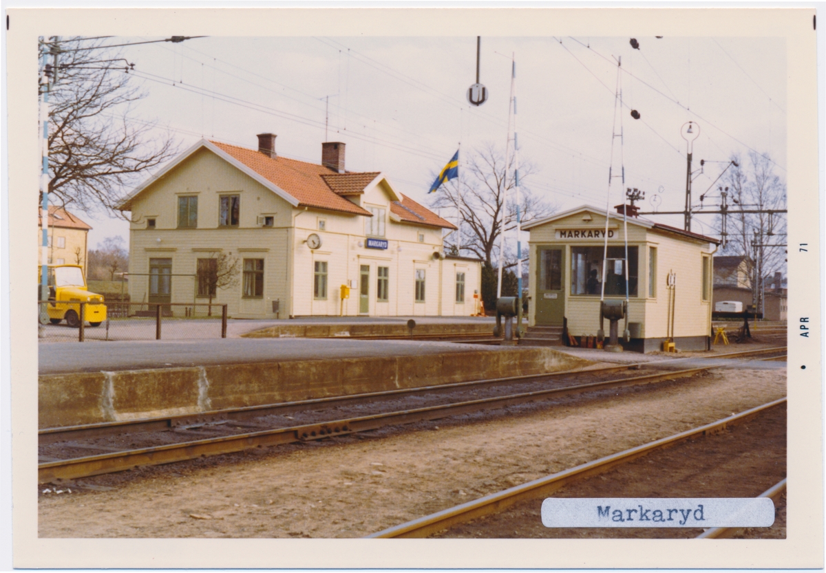 Stationen byggd 1892 med stationshus öster om banan från samma år.för (Hässleholm -) Vittsjö - Markarydsbanan på östra sidan av bangården. När Skåne - Smålands järnväg, SSJ anslöt 1894 delade bangård med Hässleholm - Markaryd Järnväg, HMJ man byggde ett eget stationshus på den västra sidan, kallat Markaryds Västra. Dess funktioner flyttades till SJ-stationen 1932. Västra är 1991 en personalbyggnad. Det finns även ett större godsmagasin och tvåportars lokstall kvar. En fjärrblockeringskur, Fjb-kur har tillkommit. Ställverkshuset på plattformen revs 11 april 1988. De båda stationerna slogs samman 1932 och övertogs av SJ 1940. Vid sammanslagningen slopades östra godsmagasinet och ett lokstall med tillhörande verkstad. Stationshuset, en och en halv våning i trä, har fått en mindre tillbyggnad samt genomgått en grundlig renovering. Efter att båda banorna förstatligats 1930 kom Markaryd Västra att användas för annat ändamål. Stationsbyggnaden revs 2010.