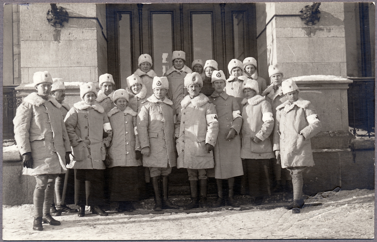 Sjukvårdspersonal uppställda utanför Stadshotellet i Haparanda, under Första världskriget.
