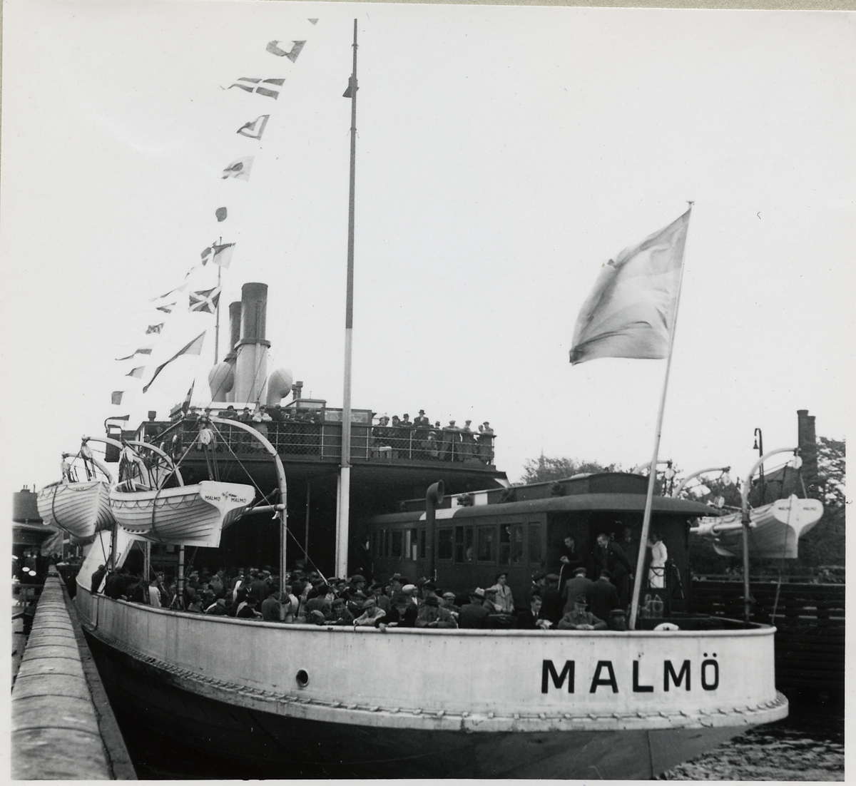 Danska flyktingar på tågfärjan "Malmö".