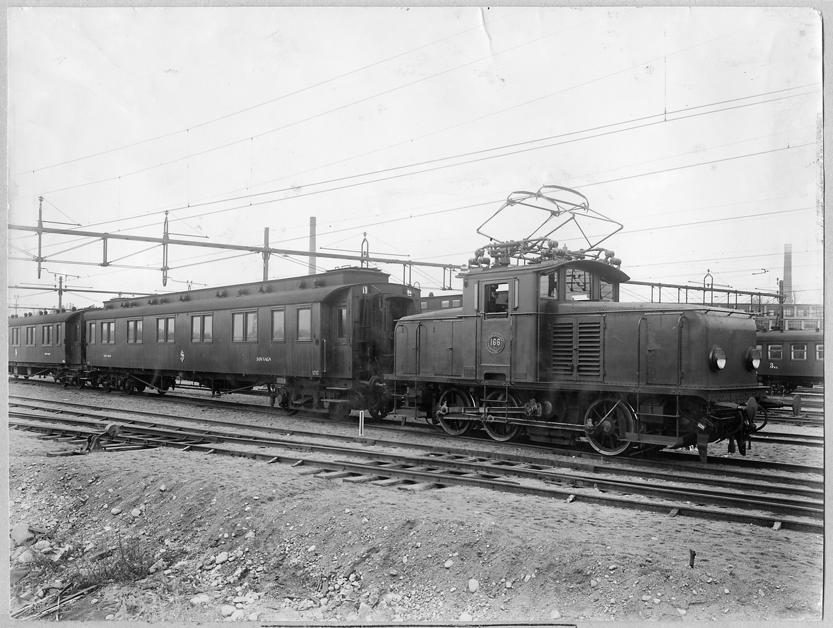 Statens Järnvägar, SJ Ub 166. Bakom loket står sovvagnarna SJ Ao1 1717 och SJ Ao4 2105 samt till höger om loket SJ C3d 2333 som här har dissousgasbelysning vilket monterades 1930.
TT
