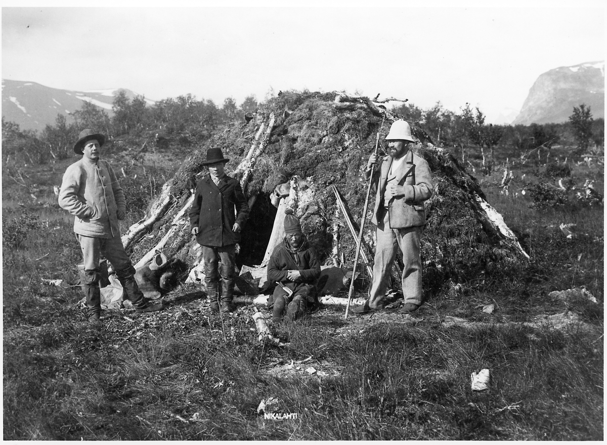 Stationsinpektor Karl Tirén vid ett sameläger i närheten av Nikkaluokta. Tirén är mannen längst till höger i bild.