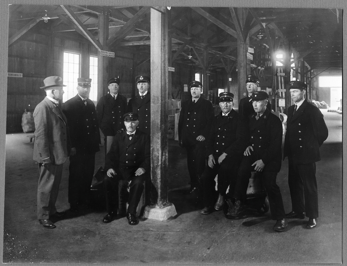 Personal på ankommande fraktgodsmagasinet vid Örebro C. Stationsinspektor Nils Ekman står till vänster om stolpen, Han var Stationsinspektor på Örebro C mellan 1922 - 1940.