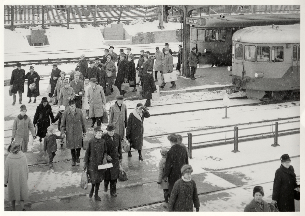Resande vintertid vid Eskilstuna centralstation.
