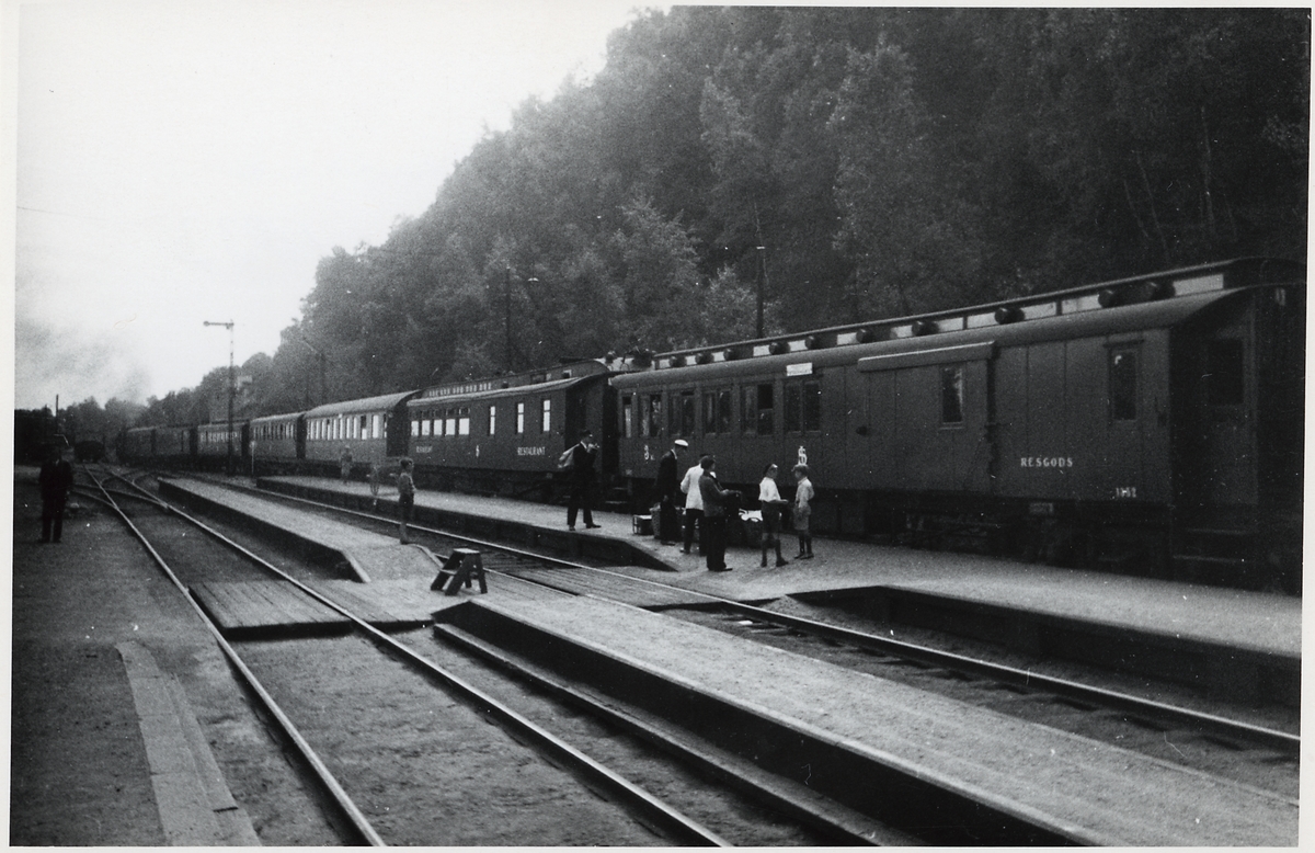 Statens Järnvägar, SJ snälltåg 42 rullar ut från Båstad Södra station.
Vagnarna närmast är CFo5 och restaurangvagn ABo3a som från 1933 kallades Ro2. Framför denna en stålvagn BCo11b eller eventuellt BCo7b.