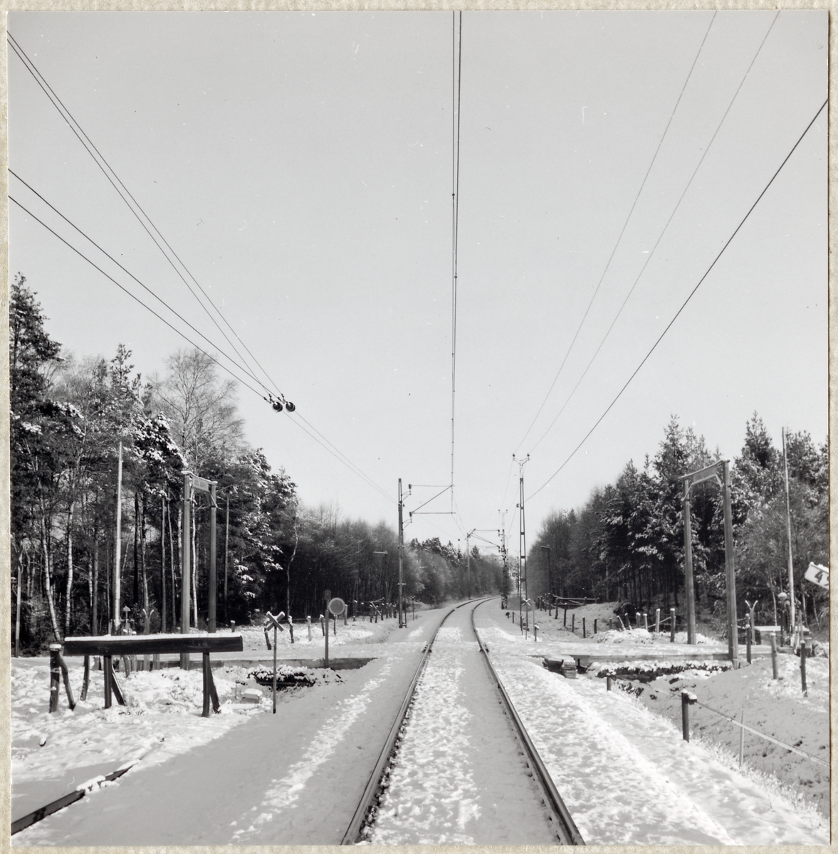 Järnvägsövergång i Råstorp, på sträckan mellan Mjölby och boxholm.