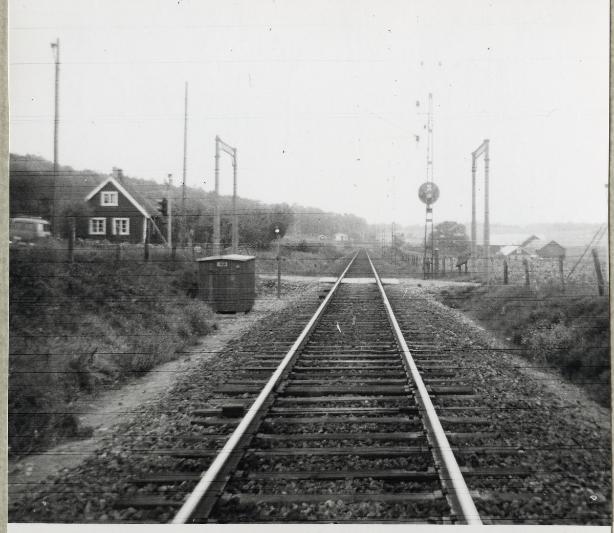 Järnvägsövergång vid Elestorp Norra på linjen mellan Genevad och Veinge.