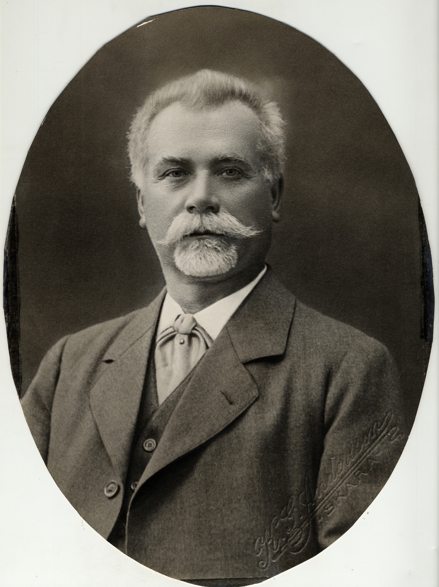 Stationsinspektör Albert Lindberg i Skara född 4/4 1852 död 5/5 1931
