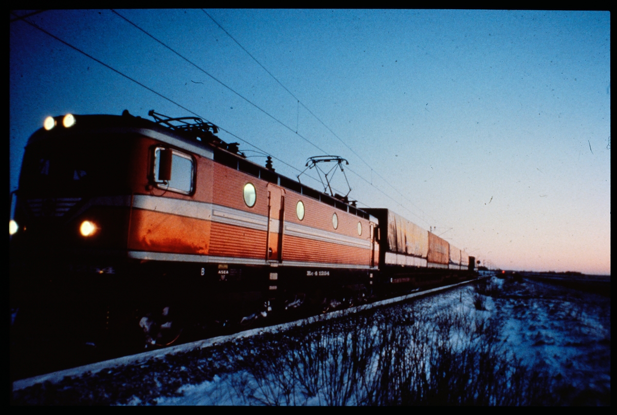 Statens Järnvägar, SJ Rc4 1254 med godståg.
