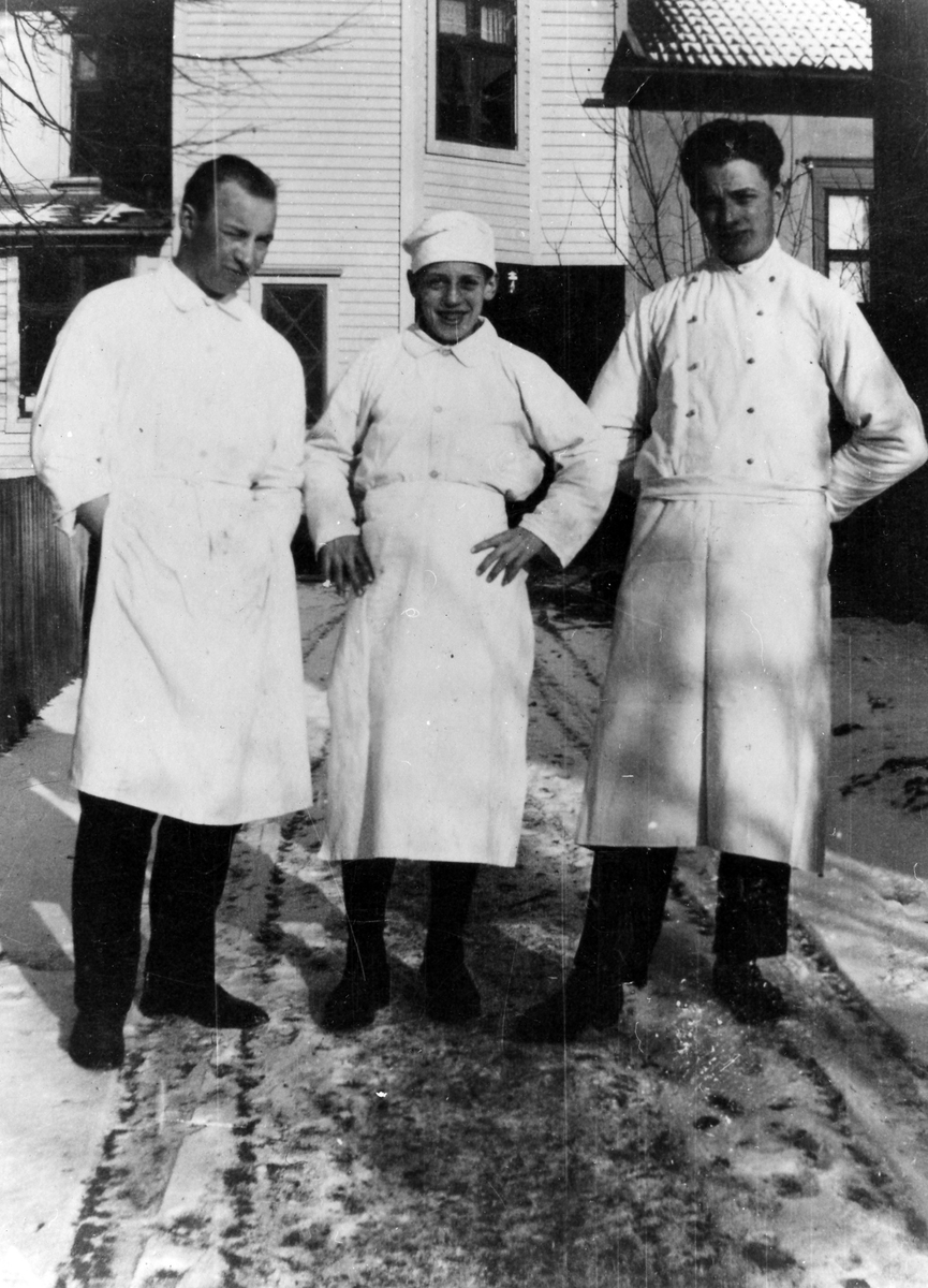 Bilden är tagen ute på gårsdserveringen, vintertid, på tre anställda bagare på Ljungblads konditori.
Från vänster: Erik Sandman - Hilda Andrén - Helge Bäckman.