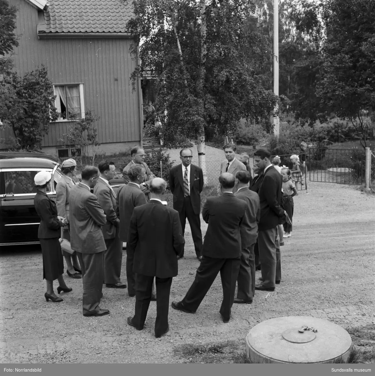 Statsminister Tage Erlander med flera besöker Östrand med omgivningar, direktör Axel Enström guidar.