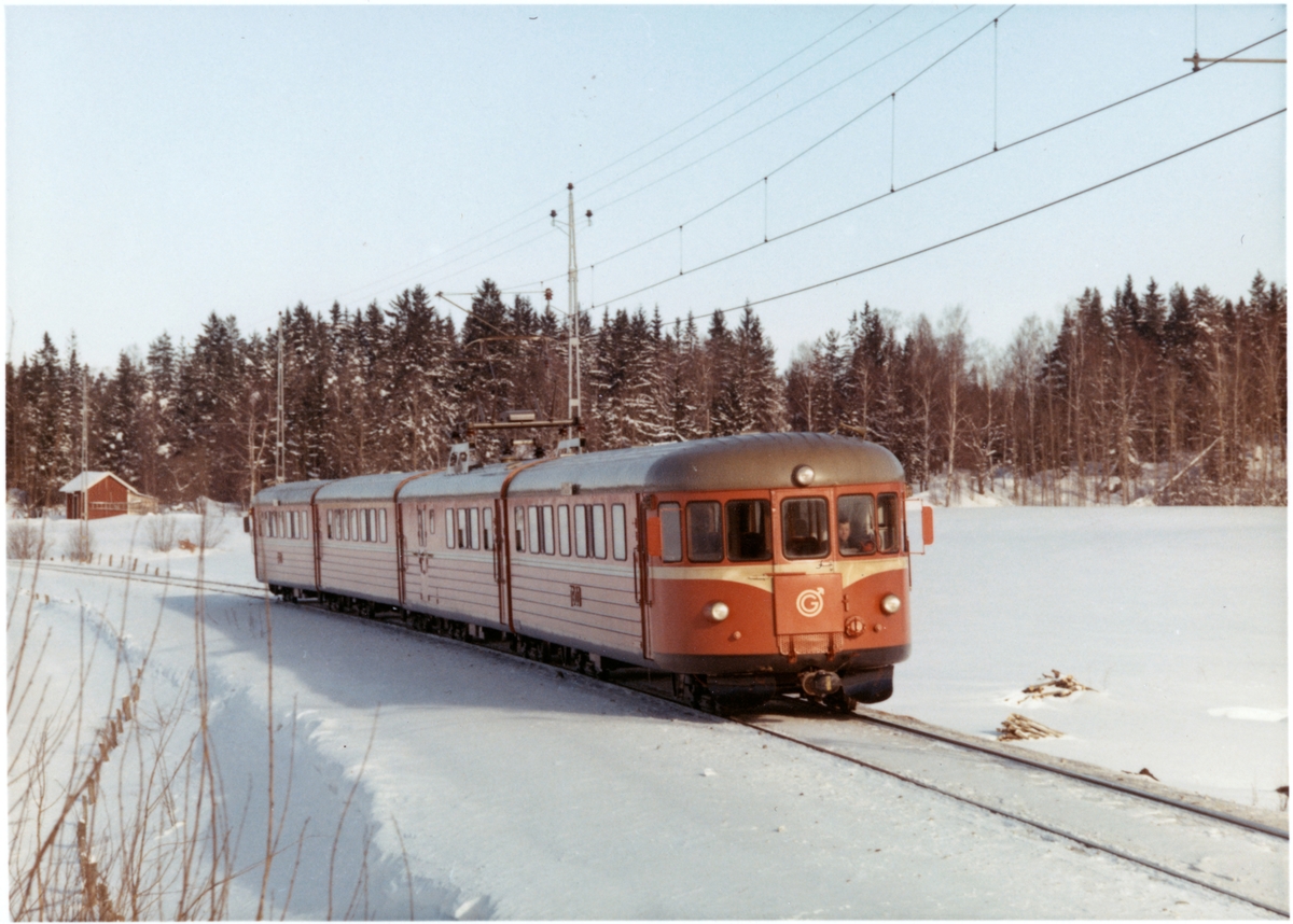 Trafikaktiebolaget Grängesberg - Oxelösunds Järnvägar, TGOJ Yoa104 rälsbusståg på linjen mellan Mellösa och Flens Övre under vintertid.