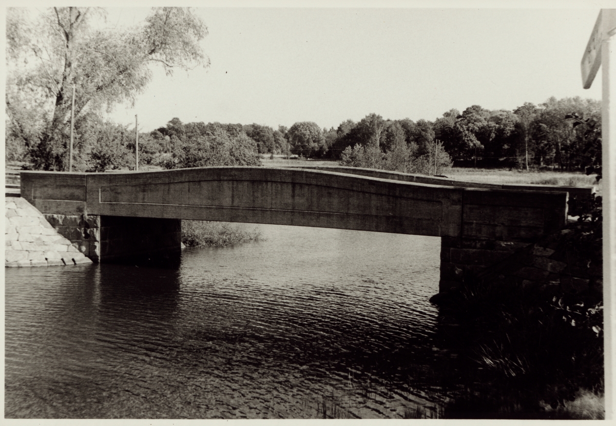 Vägbro strax öster om järnvägsbron över Mellansundet på linjen mellan Kvicksund och Strömsholm.