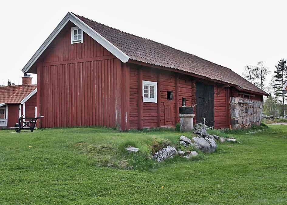 Restaurering av överloppsbyggnad, stall och källarbod, innan, Skållbo, Hållnäs socken, Uppland 2010