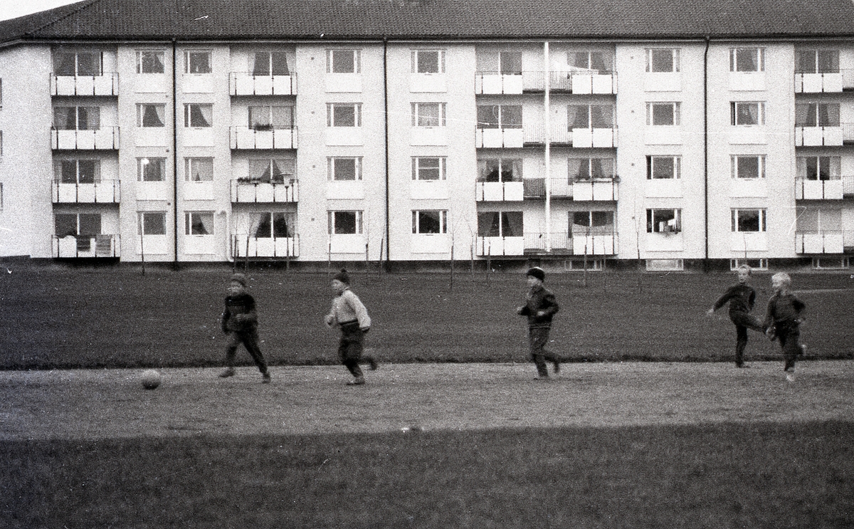 Barn som spelar fotboll, Källparken, Sala backe, Uppsala 1961