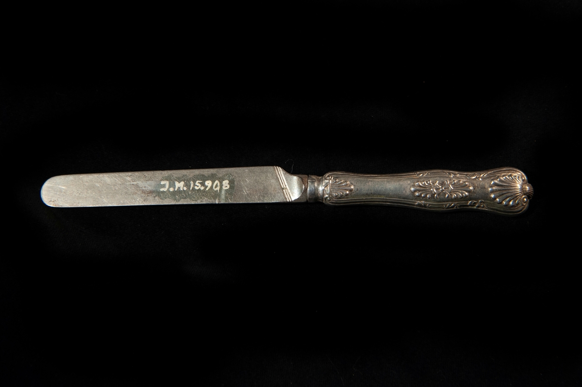 En dessertkniv av silver. Engelsk snäckmodell (King's Pattern).
