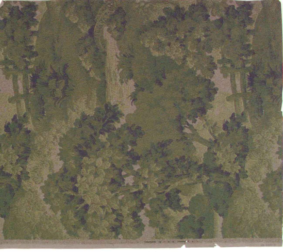 Ett ytfyllande växtmotiv med träd och buskar dekorerat med någon bro mm. Tryck i flera mörkgröna nyanser på ett gråbeige genomfärgat papper.





Tillägg historik:
Tapet från en gammal släktgård som byggdes ut 1886.