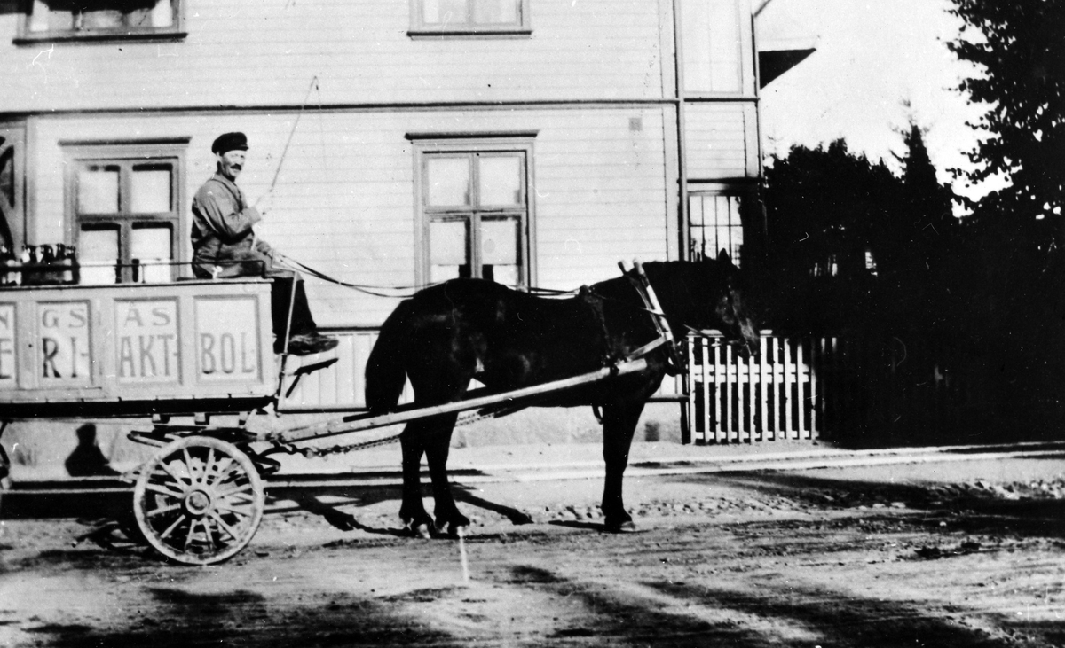 Gotthard Olsson, utkörare av pilsner från Alingsås bryggeri, sitter i bryggeriets vagn bakom en häst.