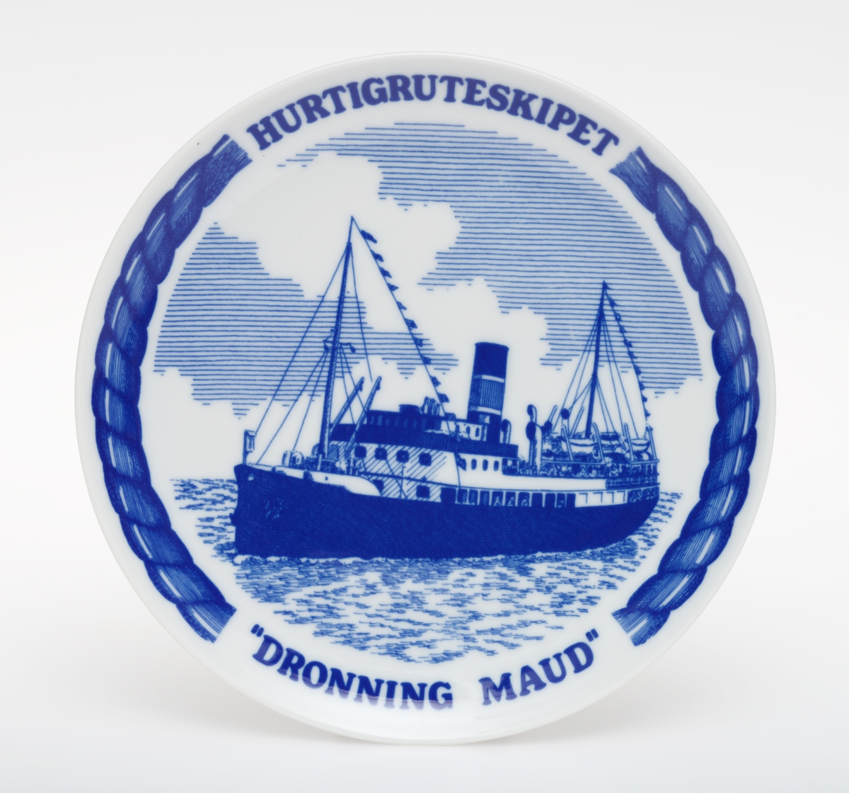 Motiv av Hurtigruten D/S Dronning Maud.