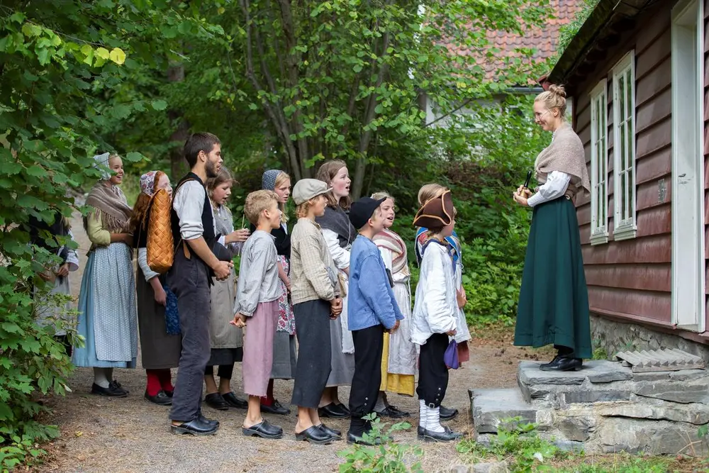 Barn foran Skolestua på Historisk ferieskole Norsk Folkemuseum.