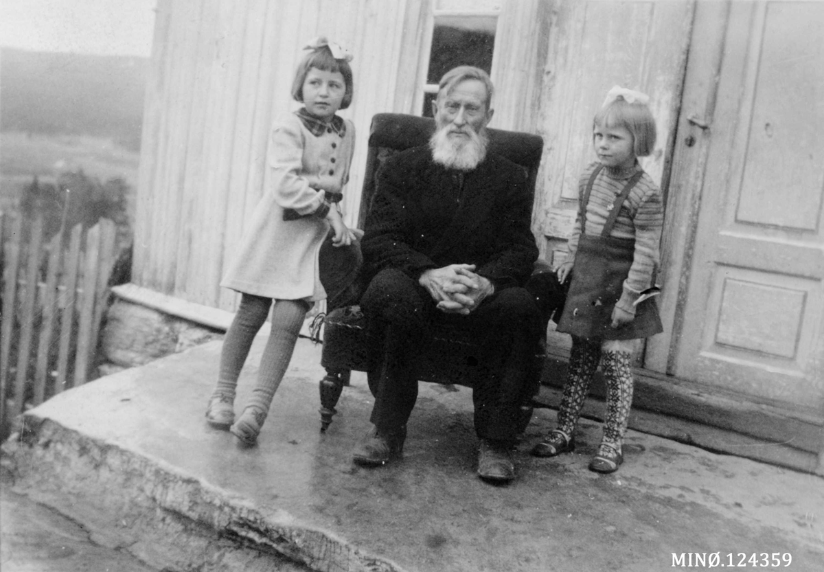 Bestefar Mattias Trondsgård (1864-1947) med to barnebarn; Snøfrid Sæteren f. 1938 og Liv Sæteren f. 1940. 