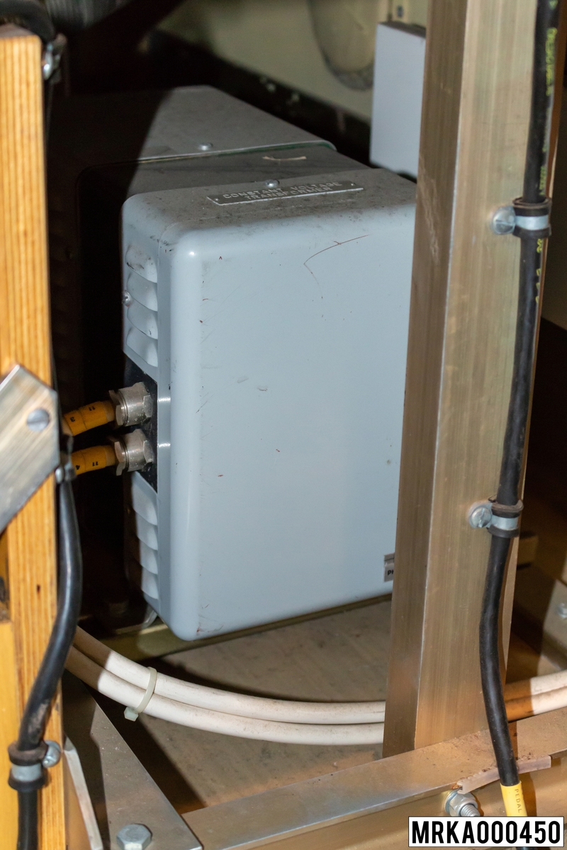 Två magnetstabilisatorer placerade brdevid ackumulatorlådorna har till uppgift att filtrera nätspänningen till huvudator och bilddator.