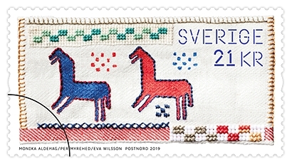 Frimärken i häfte med fem självhäftande frimärken med fem olika motiv av nutida textil skaparkraft. Valör 21 kr.