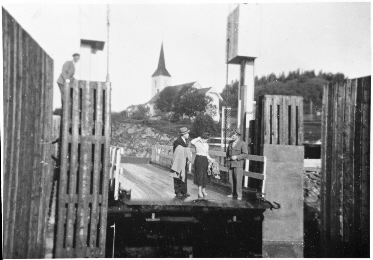 Ferjeleiet på Vanvikan med Stranda kirke i bakgrunnen.