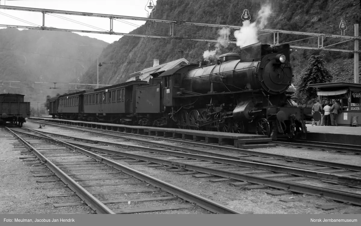 Damplokomotiv type 31a nr. 319 med persontog fra Bergen til Voss, tog 612, på Dale stasjon.