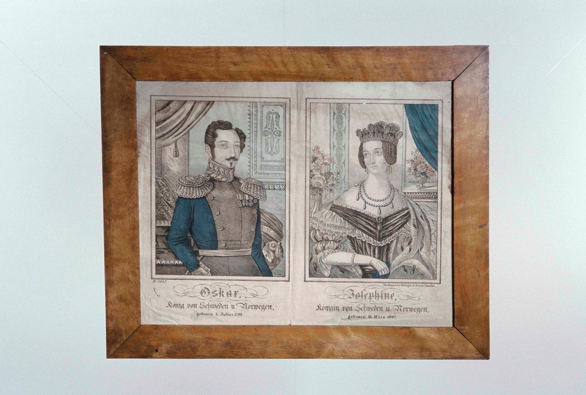 Färglitografi föreställande kungaparet Oscar I och Josephine i halvfigur mot rumsinteriör, ram av björk med glas.