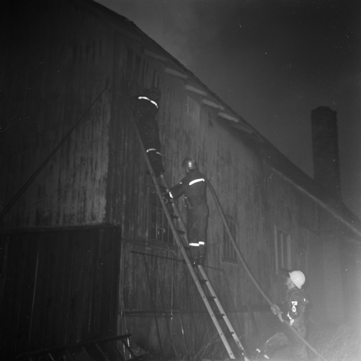 Brand, fyra brandmän skadade, Tierp, Uppland, november 1971