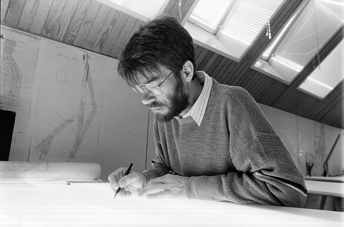 Gruvingenjör Bo Gustavsson vid ritbordet i Gruvkontoret, Dannemora Gruvor AB, Dannemora, Uppland augusti 1988